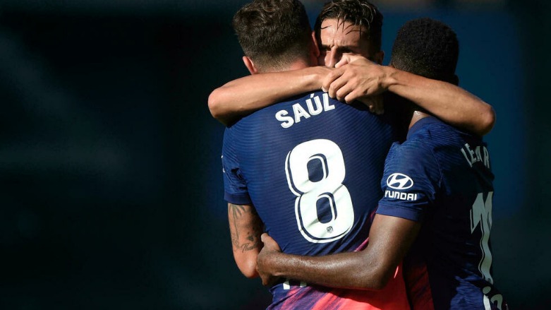 لاعبو أتلتيكو مدريد يحتفلون بالهدف الثاني الذي سجله الارجنتيني أنخيل كوريا في مرمى سلتا فيغو خلال لقاء الفريقين في الدوري الاسباني لكرة القدم، فيغو في 15 اب/اغسطس 2021 ميغيل ريوبا ا ف ب